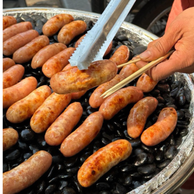 lạp xưởng nướng đá