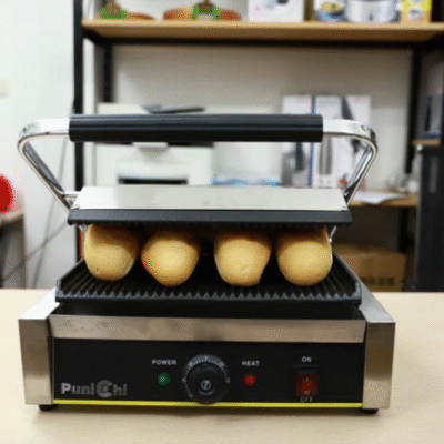 Khuôn ép của máy làm bánh tacos bị dính bột do không được vệ sinh đúng cách